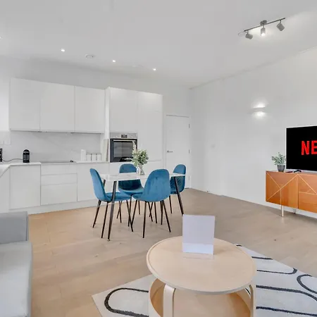 Modern Cosy 2 Bed Apartment, Smart Tv & Netflix With Private Balcony And City View